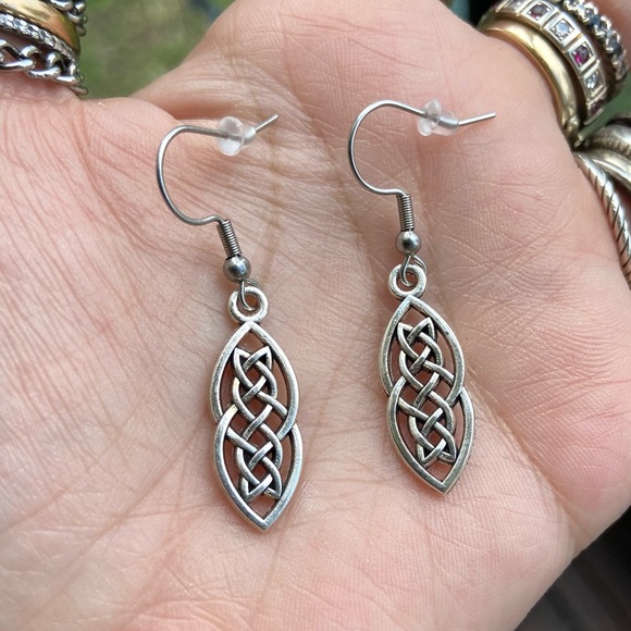 🔴 SALE ! red dot items are 2 for $25 . Bundle more than 3 and its $10 each 🙂 - Picture 7 of 9